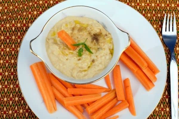 BABY CARROTS WITH HUMMUS